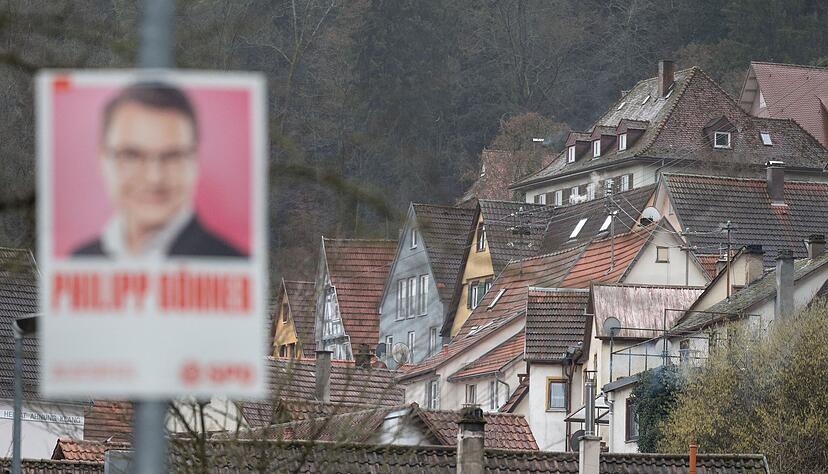 Ein Wahlplakat zur Landtagswahl h&auml;ngt an einem Laternenmast in der Innenstadt von Calw.