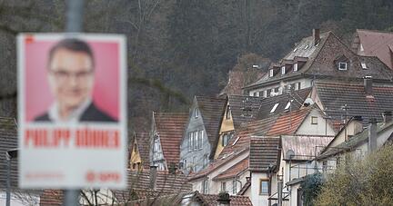 Ein Wahlplakat zur Landtagswahl h&auml;ngt an einem Laternenmast in der Innenstadt von Calw.