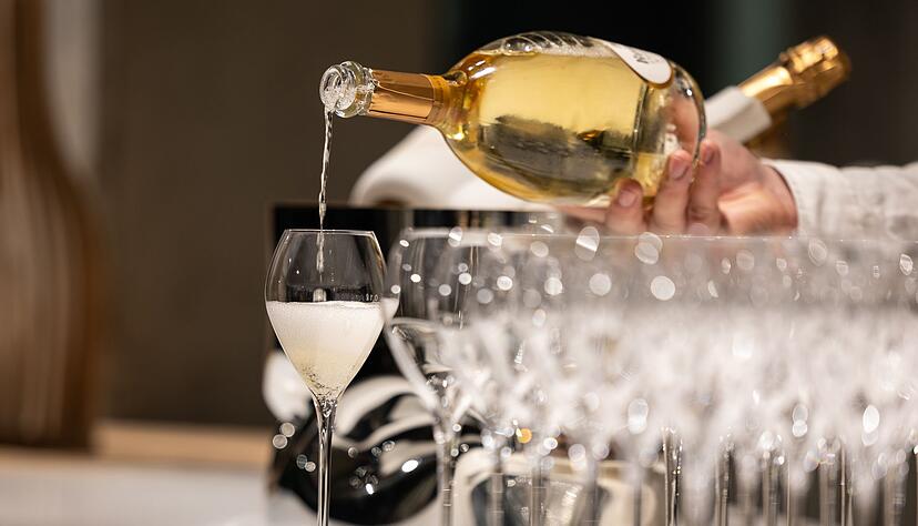 Für die Perlen im Schaumwein sorgt die zweite Gärung. Bei der traditionellen Methode nach Champagner-Art findet sie direkt in der Flasche statt. Für die Perlen im Schaumwein sorgt die zweite Gärung. Bei der traditionellen Methode nach Champagner-Art findet sie direkt in der Flasche statt.