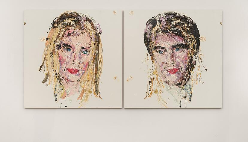 &bdquo;Untitled (Kiss)&ldquo;, 2008, mit einem Selbstportr&auml;t Upsons (links) und einem Portr&auml;t der fiktiven Larry-Figur. Foto: Ben Turner. &copy; Kaari Upson, Esm&eacute; Trust / Kaari Upson Trust