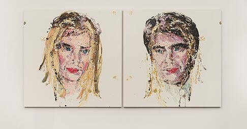 „Untitled (Kiss)“, 2008, mit einem Selbstporträt Upsons (links) und einem Porträt der fiktiven Larry-Figur. Foto: Ben Turner. © Kaari Upson, Esmé Trust / Kaari Upson Trust „Untitled (Kiss)“, 2008, mit einem Selbstporträt Upsons (links) und einem Porträt der fiktiven Larry-Figur. Foto: Ben Turner. © Kaari Upson, Esmé Trust / Kaari Upson Trust