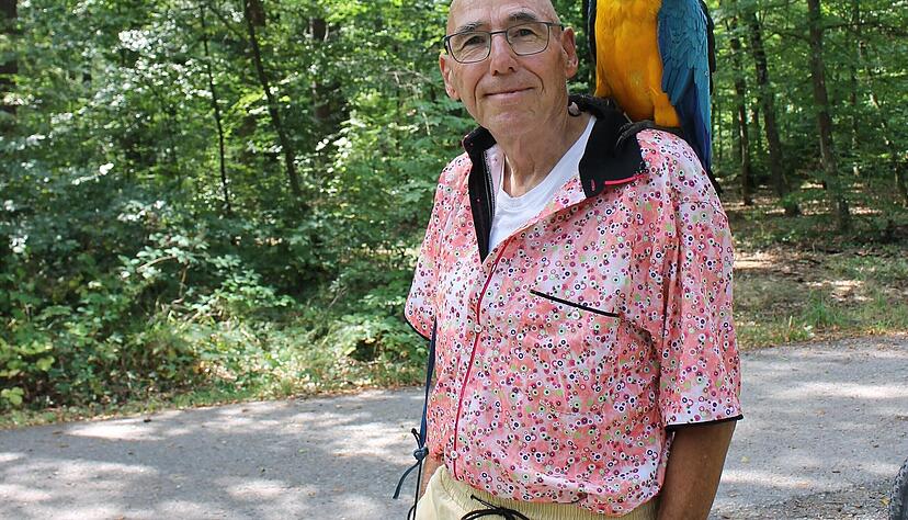 Eine ungew&ouml;hnliche Begegnung im Wald: Hubert Kuhn hat bei seinem Ausflug mit dem Rad seinen Papagei auf der Schulter.