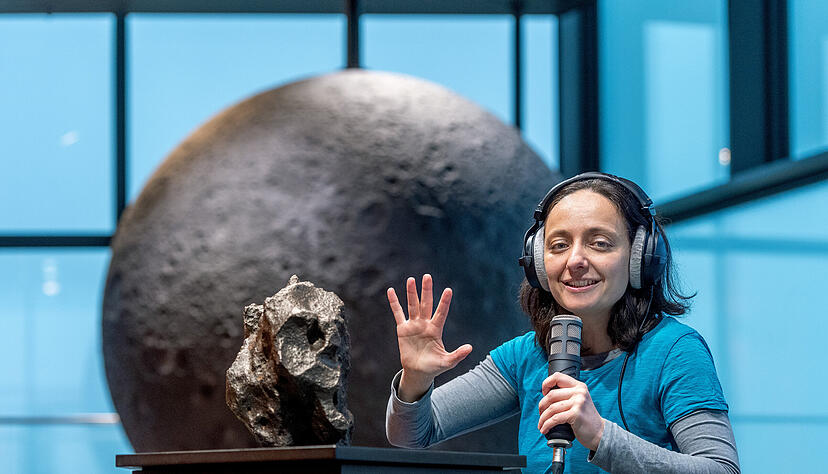 Moderatorin Ines Klose nimmt ihr Publikum im Experimenta-Podcast auf spannende Reisen ins All, in den Darm und in die Welt fremder Wahrnehmungen mit.