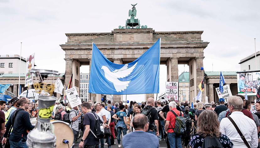 Mit dem Ende der Corona-Pandemie fiel ein wichtiges Thema der sogenannten Querdenker-Szene weg. (Archivbild) Mit dem Ende der Corona-Pandemie fiel ein wichtiges Thema der sogenannten Querdenker-Szene weg. (Archivbild)