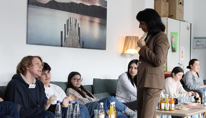 In kleiner Runde diskutiert die Landtagspräsidentin Muhterem Aras mit den Schülerinnen und Schülern der Weibertreuschule.