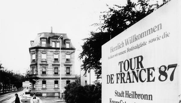 Zusammengestellt von Archiv und Dokumentation der Heilbronner Stimme -
Es ist das Jahrhundertereignis: Die Tour de France ist am 4. Juli 1987 zu Gast im Unterland. Auf großen Plakatwänden heißt die Stadt Heilbronn und die Knorr Caterplan GmbH  Gäste und Teilnehmer willkommen. Zusammengestellt von Archiv und Dokumentation der Heilbronner Stimme -
Es ist das Jahrhundertereignis: Die Tour de France ist am 4. Juli 1987 zu Gast im Unterland. Auf großen Plakatwänden heißt die Stadt Heilbronn und die Knorr Caterplan GmbH  Gäste und Teilnehmer willkommen.