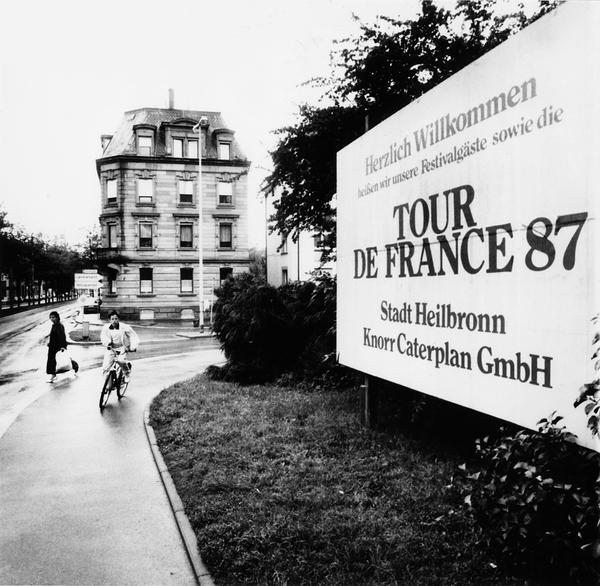 Zusammengestellt von Archiv und Dokumentation der Heilbronner Stimme -
Es ist das Jahrhundertereignis: Die Tour de France ist am 4. Juli 1987 zu Gast im Unterland. Auf großen Plakatwänden heißt die Stadt Heilbronn und die Knorr Caterplan GmbH  Gäste und Teilnehmer willkommen. Zusammengestellt von Archiv und Dokumentation der Heilbronner Stimme -
Es ist das Jahrhundertereignis: Die Tour de France ist am 4. Juli 1987 zu Gast im Unterland. Auf großen Plakatwänden heißt die Stadt Heilbronn und die Knorr Caterplan GmbH  Gäste und Teilnehmer willkommen.