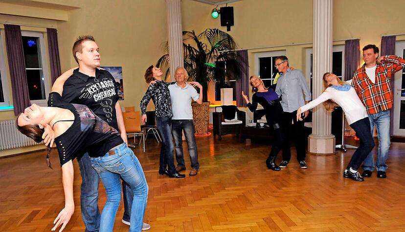 Die Trainer Sonja Zinz und Tom Urban (links) zeigen den Workshopteilnehmern, worauf es beim Tanzstil aus der Dominikanischen Republik ankommt: das richtige Gef&uuml;hl f&uuml;r die Musik und den Tanzpartner. Foto: Thomas Braun