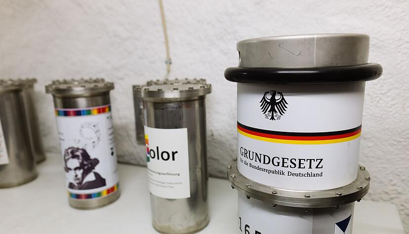 In dem Langzeitarchiv lagern Millionen Mikrofilme. In dem Langzeitarchiv lagern Millionen Mikrofilme.