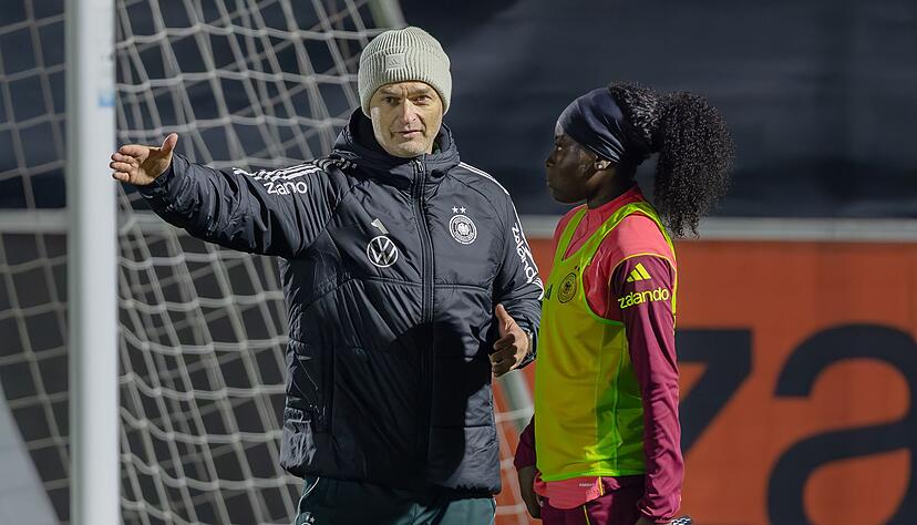 Von Ex-Stürmer zu Stürmerin: Bundestrainer Christian Wück sprach nach dem Auftakttraining noch auf dem Platz mit Nicole Anyomi. Von Ex-Stürmer zu Stürmerin: Bundestrainer Christian Wück sprach nach dem Auftakttraining noch auf dem Platz mit Nicole Anyomi.