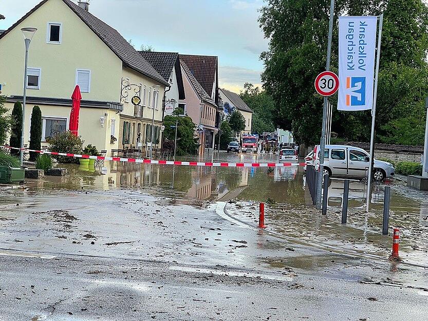 Eine Frau berichtet, sie sei mit dem Auto unterwegs gewesen, als ihr die Wassermassen entgegenkamen. Sie habe sich noch auf einen Parkplatz retten können, sagt sie. Wasser und Schlamm sei aber ins Auto gedrungen, der Schaden unklar.