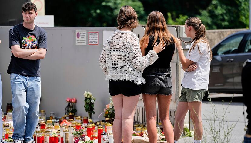 Neun Jugendliche und eine Lehrerin wurden erschossen. Der Täter beging Suizid. Neun Jugendliche und eine Lehrerin wurden erschossen. Der Täter beging Suizid.