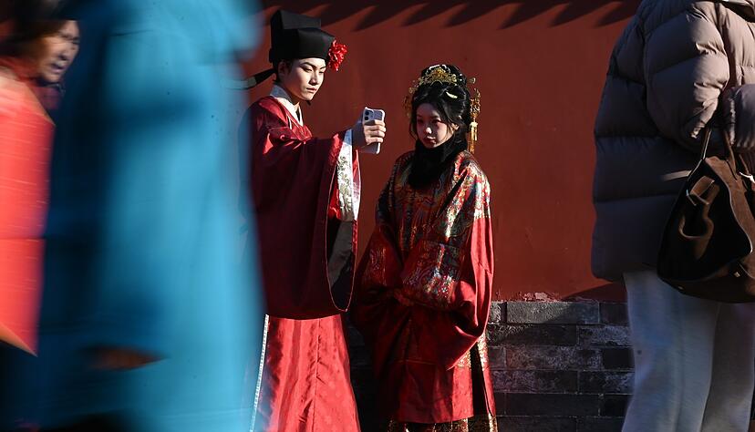 In traditioneller Kleidung vor dem Trommelturm in Peking. Chinesische Br&auml;uche sind im Netz aktuell angesagt.