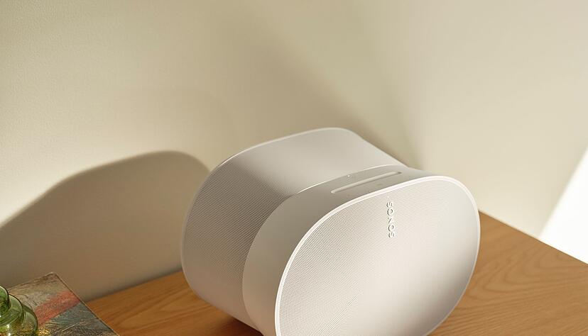 Das Design des Sonos Era 300 deutet eine eckig-ovale Sanduhr an.