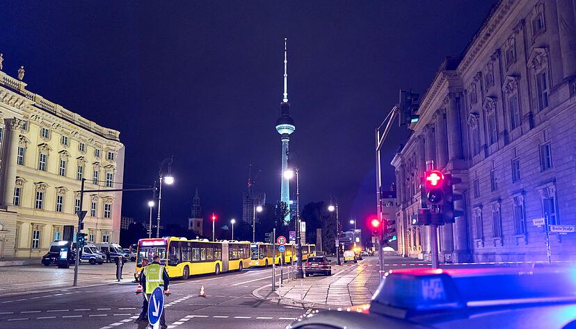 In Berlin-Mitte ist der Bereich um den Fundort einer Brandbombe abgesperrt worden.