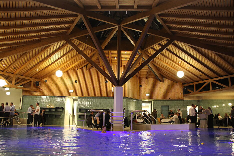 Festtafel neben dem Schwimmbecken: Das Solebad in Niedernhall ist feierlich eröffnet worden. Ab 3. Dezember startet es in den Probebetrieb. Festtafel neben dem Schwimmbecken: Das Solebad in Niedernhall ist feierlich eröffnet worden. Ab 3. Dezember startet es in den Probebetrieb.