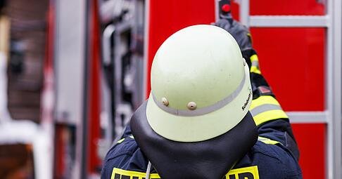 Feuerwehrleute l&ouml;schten den Brand. (Symbolbild)
