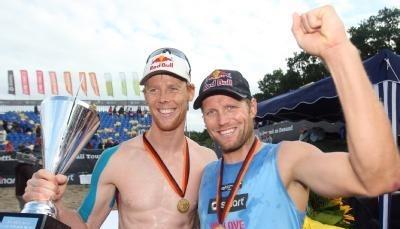 Reckermann (l) und Brink feiern ihren Sieg bei der Beachvolleyball-DM . Reckermann (l) und Brink feiern ihren Sieg bei der Beachvolleyball-DM .