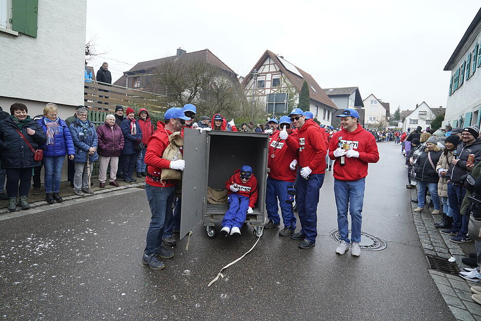 Sie ziehen Tresor und Goldbarren durch die Straßen.