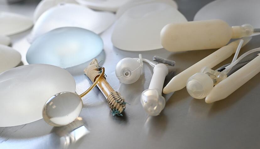 Bei vielen Eingriffen werden Implantate eingesetzt. Bei vielen Eingriffen werden Implantate eingesetzt.