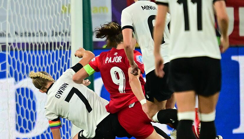 Die Grätsche ins Unglück: Gwinn im EM-Spiel gegen Polen.