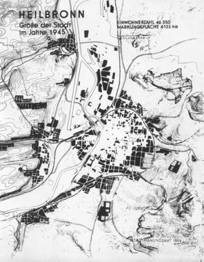 Zerstörte Stadt 1945:  Weiße Flächen im Stadtzentrum zeigen auf dem Stadtplan 1945 das Ausmaß der Zerstörung im Zweiten Weltkrieg.  Von 14 350 Gebäuden im gesamten Stadtgebiet sind nur 5 450 (38 Prozent) nicht beschädigt. Zerstörungsrate in der Innenstadt: 84,2 Prozent.