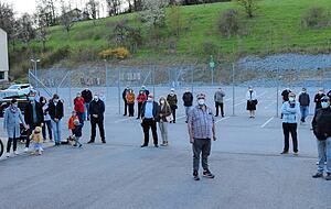 Coronabedingt verfolgten am Wei&szlig;bacher B&uuml;rgerzentrum nur wenige Zuh&ouml;rer die Bekanntgabe des Wahlergebnisses.