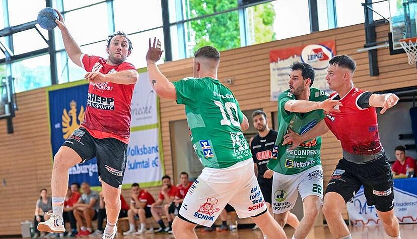 Neuzugang Martin Kienzle (links) setzt aus dem Rückraum zum Wurf an. Die SG Schozach-Bottwartal ist auf die Tore des 31-Jährigen angewiesen.