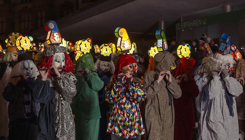 Trommler, Pfeifer und Laternentr&auml;ger ziehen durch das noch dunkle Basel. (Archivbild)