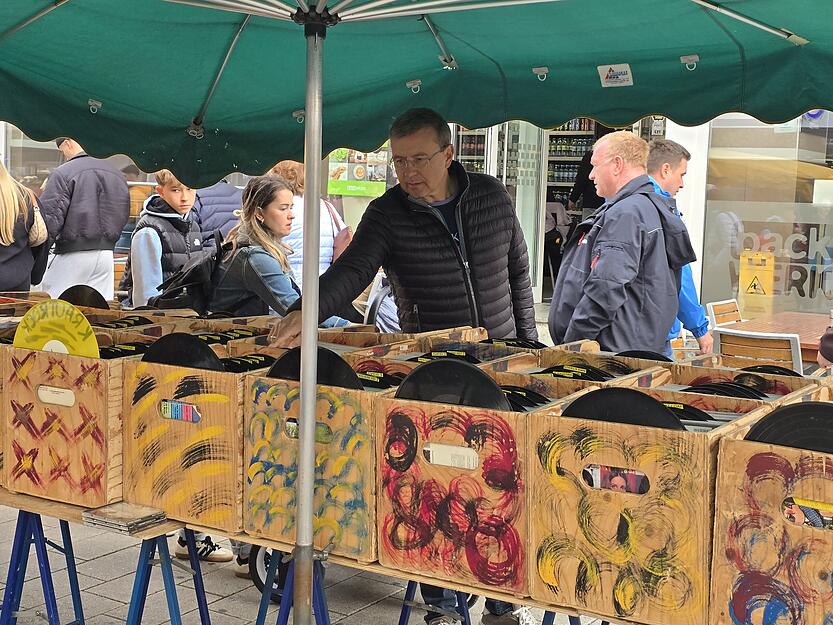Rund 75 Aussteller boten auf dem Kiliansplatz und in den umliegenden Gassen ihre Stücke an.