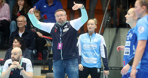 Zwei wichtige Punkte sammelten Thomas Zeitz und seine Mannschaft der Sport-Union Neckarsulm am Samstag in Buxtehude ein. Doch es gibt weiterhin noch einiges zu tun für den Trainer und die Spielerinnen des Handball-Bundesligisten. Zwei wichtige Punkte sammelten Thomas Zeitz und seine Mannschaft der Sport-Union Neckarsulm am Samstag in Buxtehude ein. Doch es gibt weiterhin noch einiges zu tun für den Trainer und die Spielerinnen des Handball-Bundesligisten.