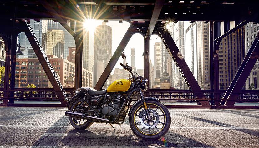 Retro bleibt angesagt: Daf&uuml;r stehen Maschinen wie die Easy Cruiser Meteor 350 von Royal Enfield.