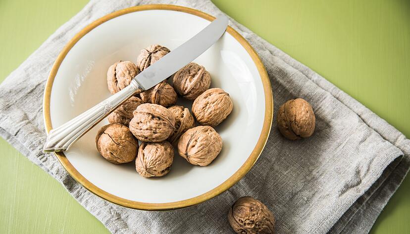 Um Waln&uuml;sse zu &ouml;ffnen, braucht man lediglich ein&nbsp;Messer - das verspricht zumindest ein Lifehack.