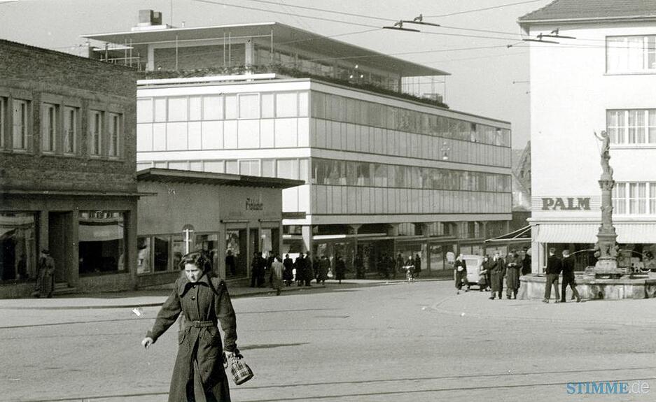 1956: Passanten laufen am s&uuml;dlichen Eingang zur Fleiner Stra&szlig;e entlang. Im Zentrum ist das Kaufhaus Merkur zu sehen.