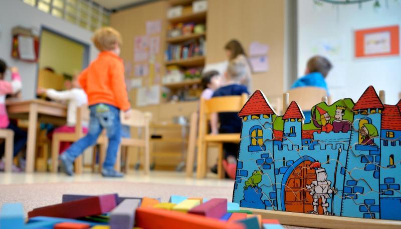 Spielzeug liegt in einer Kindertagesstätte auf dem Boden.