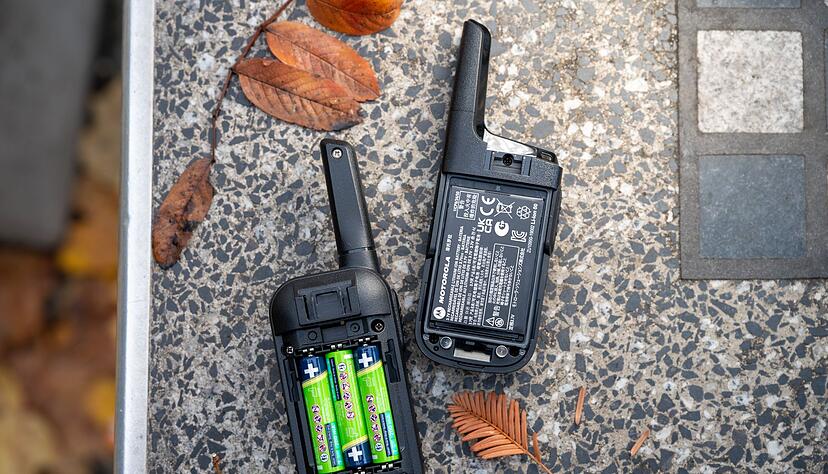 Batterien zum Wechseln (links) versus Akku zum Laden (rechts): Es lohnt sich auf jeden Fall, zu Geräten mit Lithium-Ionen-Akku zu greifen, die sich wie ein Smartphone laden lassen. Batterien zum Wechseln (links) versus Akku zum Laden (rechts): Es lohnt sich auf jeden Fall, zu Geräten mit Lithium-Ionen-Akku zu greifen, die sich wie ein Smartphone laden lassen.