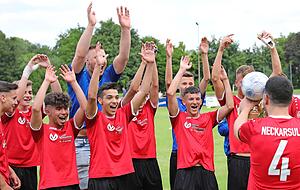 Götzenanbetung: Die Blicke der siegreichen Neckarsulmer B-Junioren fixieren die Pokal-Trophäe. Am Sonntag soll die Bezirksstaffel-Meisterschaft folgen. Götzenanbetung: Die Blicke der siegreichen Neckarsulmer B-Junioren fixieren die Pokal-Trophäe. Am Sonntag soll die Bezirksstaffel-Meisterschaft folgen.