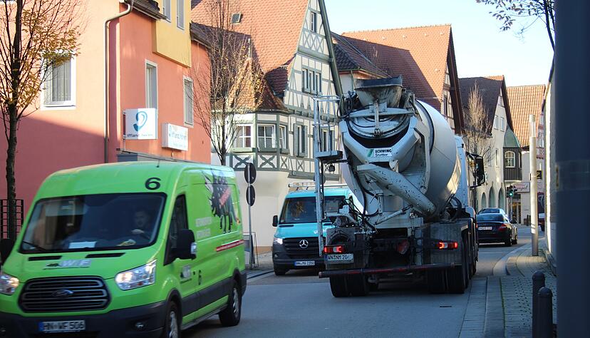 Als Träger öffentlicher Belange spricht sich die Gemeinde eindeutig dafür aus, durch die Umgehungsstraße den Verkehr im Ortskern zu verringern.
Foto: Archiv/Barth Als Träger öffentlicher Belange spricht sich die Gemeinde eindeutig dafür aus, durch die Umgehungsstraße den Verkehr im Ortskern zu verringern.
Foto: Archiv/Barth