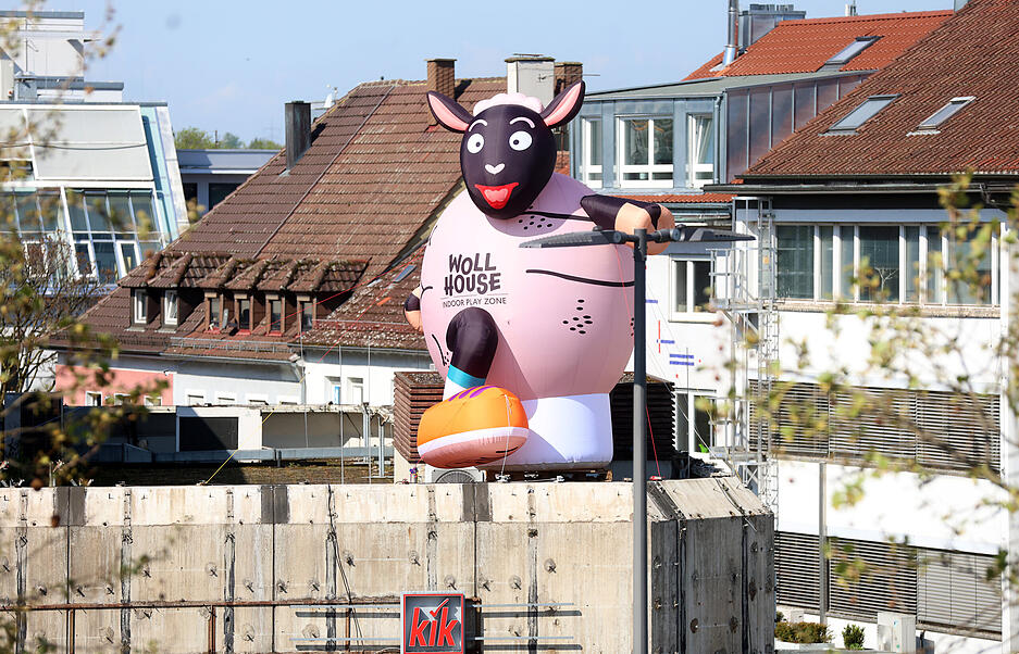 Ein riesiges, aufblasbares Schaf auf dem Dach des Heilbronner Wollhauses mit der Aufschrift „Woll House Indoor Play Zone“ hat bereits am vergangenen Freitag den ersten Hinweis auf die anstehende Eröffnung gegeben. Ein riesiges, aufblasbares Schaf auf dem Dach des Heilbronner Wollhauses mit der Aufschrift „Woll House Indoor Play Zone“ hat bereits am vergangenen Freitag den ersten Hinweis auf die anstehende Eröffnung gegeben.