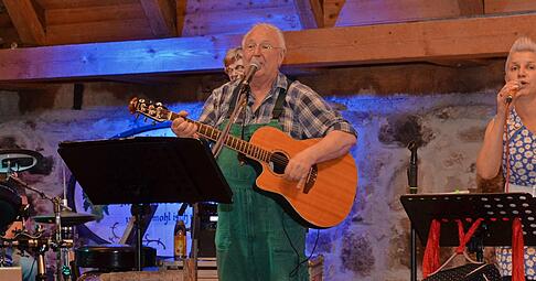 In der Alten Kelter nehmen Annâweech ihre begeisterten Fans mit auf eine musikalische Zeitreise durch 30 Jahre Bandgeschichte.
Foto: Stefanie Pfäffle In der Alten Kelter nehmen Annâweech ihre begeisterten Fans mit auf eine musikalische Zeitreise durch 30 Jahre Bandgeschichte.
Foto: Stefanie Pfäffle