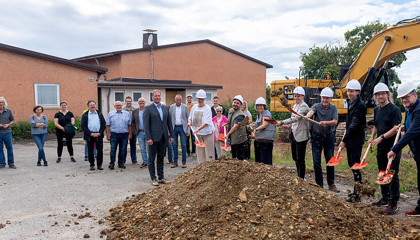 Mit dem Spatenstich am Dienstag starten die Bauarbeiten an der neuen Lindenberghalle direkt neben dem bisherigen Standort.
