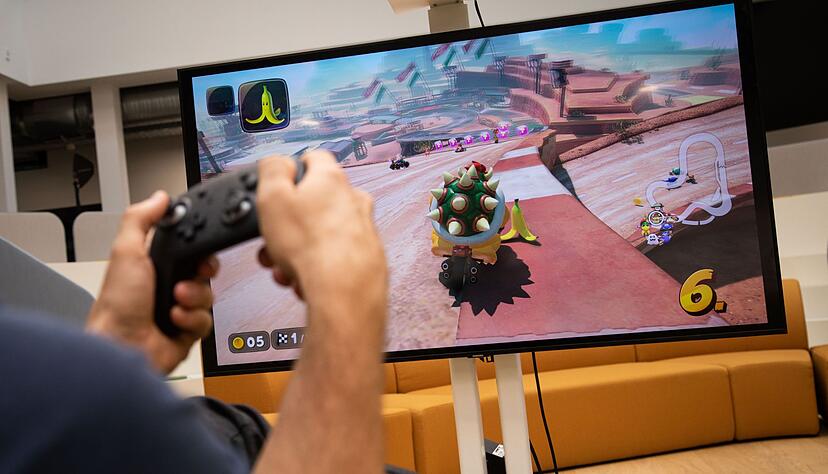Gleich rutscht Bowser auf der Bananenschale aus. «Mario Kart World» bringt das bekannte und beliebte Rennspiel auf die neue Switch 2. Gleich rutscht Bowser auf der Bananenschale aus. «Mario Kart World» bringt das bekannte und beliebte Rennspiel auf die neue Switch 2.
