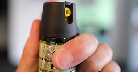 Eine Hand h&auml;lt eine Kartusche mit Reizgas. (Symbolbild)