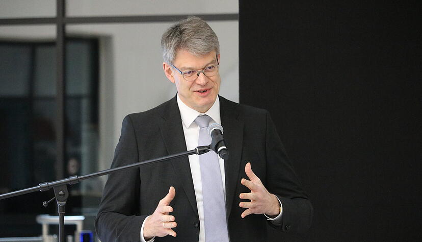 Bundesverkehrsminister Patrick Schnieder sprach am 18. Februar bei W&uuml;rth in Gaisbach und nahm Stellung zu kritischen Beitr&auml;gen von Sprechern des Aktionsb&uuml;ndnisses gegen den Ausbau der A6.