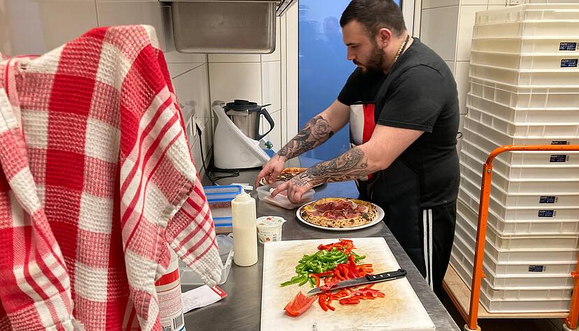 Pizzeria Fratelli in Ittlingen hat bei der Pizza-Euroleague den f&uuml;nften Preis gewonnen. Pizzab&auml;cker Atanasios Lambropulos bei der Arbeit.