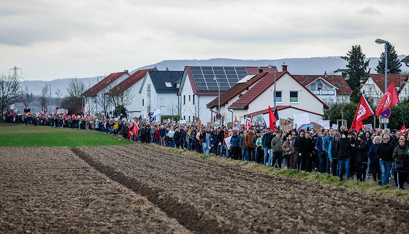 Viele Menschen sind gegen H&ouml;cke auf die Stra&szlig;e.