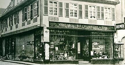 Bevor das Haus 1945 zerst&ouml;rt worden ist, leitete Alfons Diemer die Gesch&auml;fte. Nachdem er im Krieg gefallen war, bauten Heribert und Maria Diemer den Betrieb neu auf.