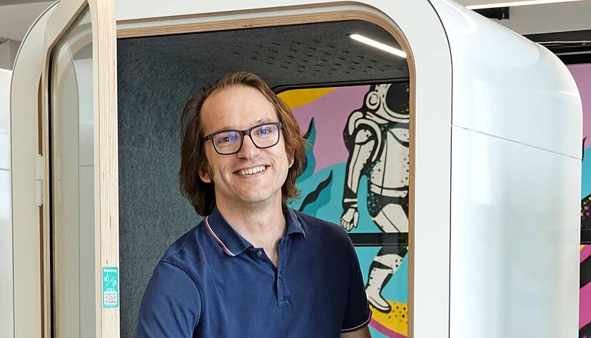 Thomas Bornheim in einer Telefonierzelle der Schule 42.
Christian Gleichauf