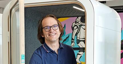 Thomas Bornheim in einer Telefonierzelle der Schule 42.
Christian Gleichauf Thomas Bornheim in einer Telefonierzelle der Schule 42.
Christian Gleichauf