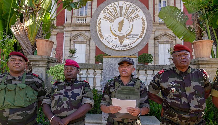 Der Putsch folgt auf wochenlange regierungskritische Proteste und Unruhen in dem Land.